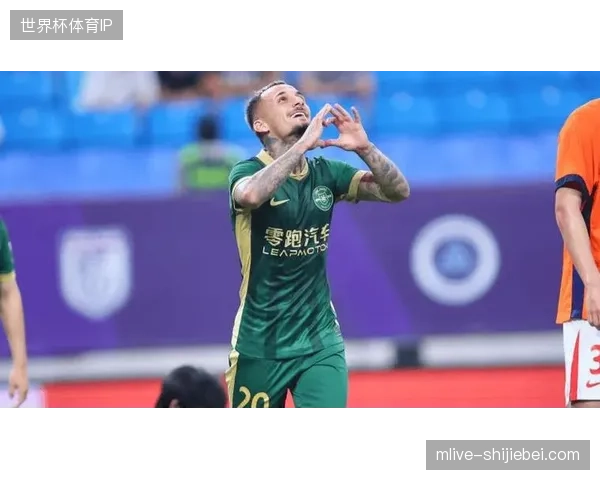 朴镇燮凭借在中超的稳健防守表现入选，或在特定比赛中成为加强中路硬度的战术棋子
